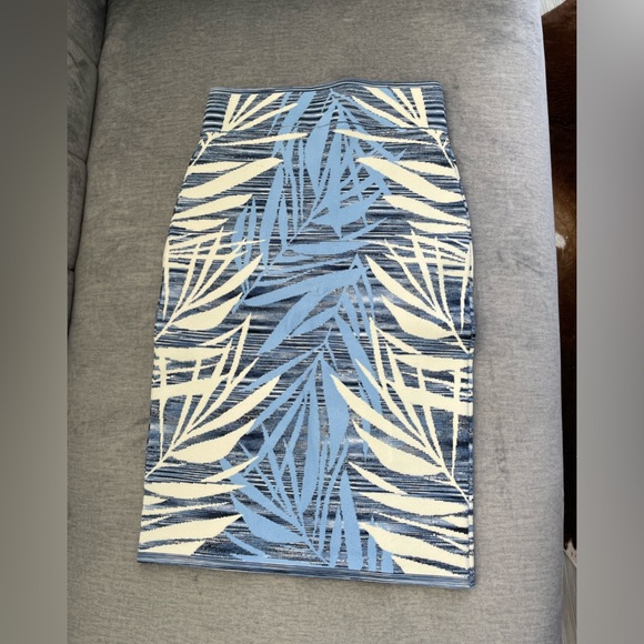 Bcbg bandage fitted skirt like new XS - Picture 3 of 6